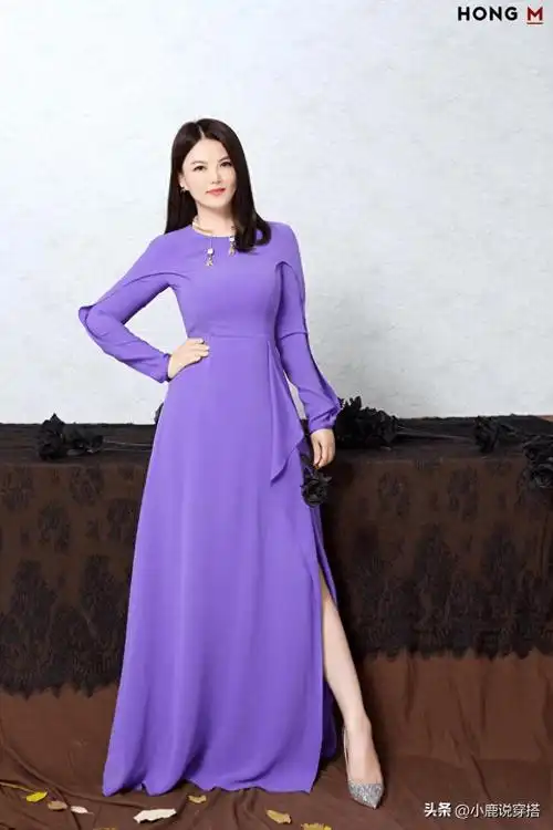 李湘太会穿了,粉色风衣外套配灰色连衣裙,展现甜美与时尚风格_女性