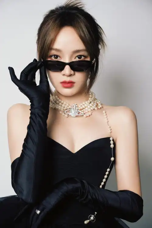 m孟佳j整体造型:礼服from miscreants aw23鞋子from naked wolfe