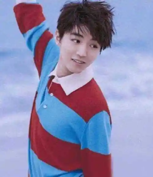 原创王俊凯短裤秀腿引热议女生惊呼腿长逆天