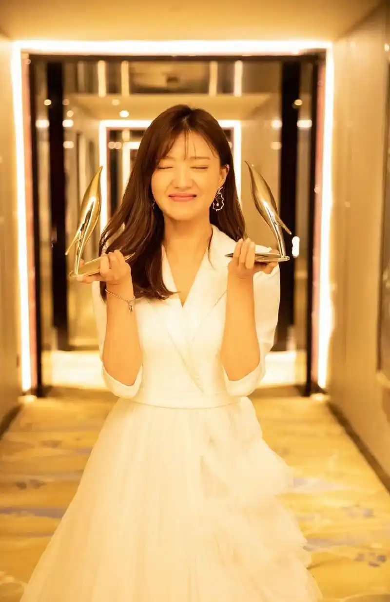 简介:傅晶白裙优雅写真图片,分享一组傅晶图片给大家,图中的明星图片