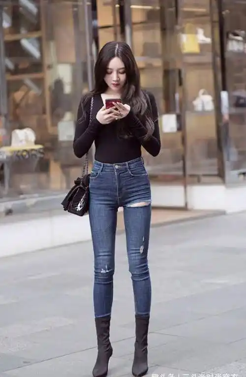 原创时尚潮流牛仔裤美女简约大气清新唯美凸显迷人的曲线身材