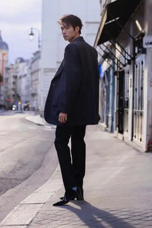魏大勋#巴黎时装周街拍记录#魏大勋双开门西装#不经意的霸气外露