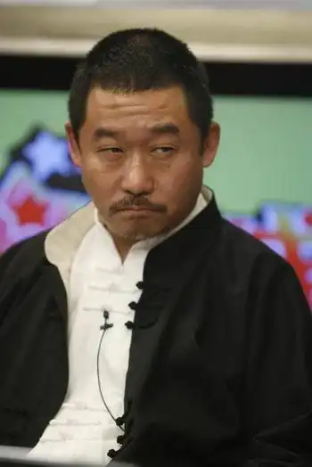 因饰演黑社会大哥一炮走红,却是喜剧演员