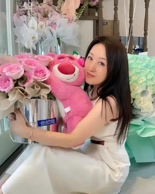 52岁杨钰莹现状曝光因前男友入狱至今未婚今在深圳豪宅种辣椒