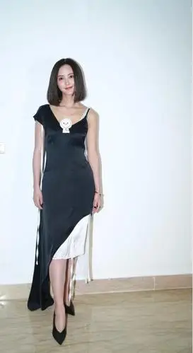 张歆艺瘦下来后也太美了,穿这么老气的黑色长裙,也能优雅又高级
