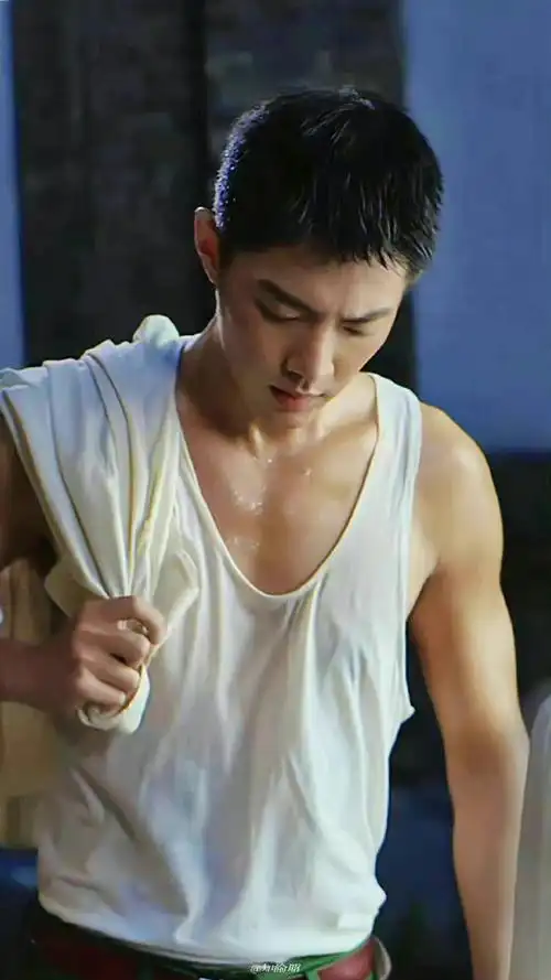 肖战的胸肌好明显