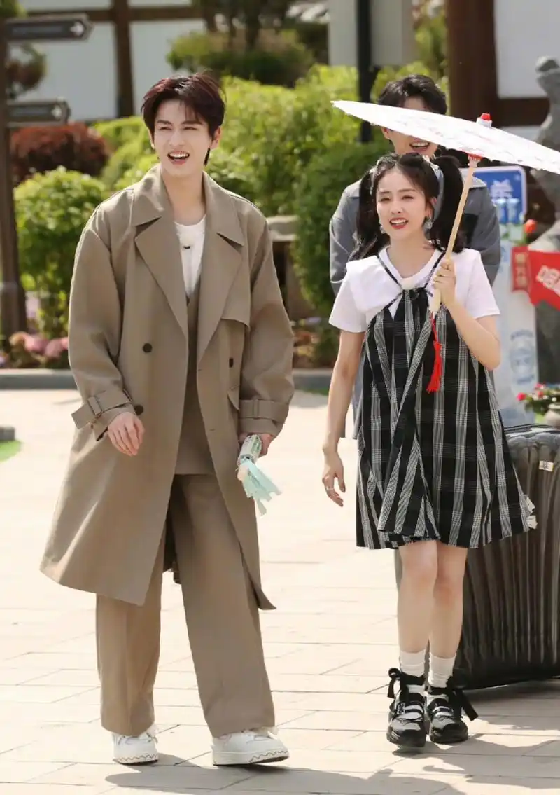 白鹿身高165在他面前像个小孩一样,张188的个头太显眼了,女生和他同框