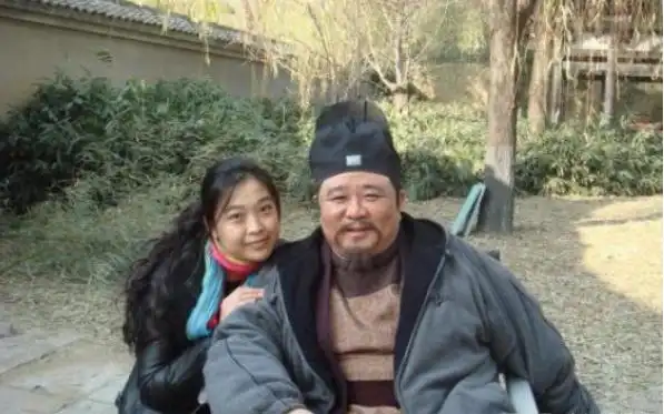 梁冠华被多才多艺的唐烨吸引住了,就经常约她出来跑步,表现自己追求