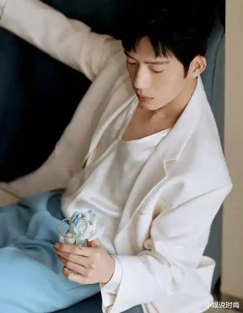 井柏然新浪扫楼,白色西装搭配蓝色西裤,矜贵帅气,不愧是贵公子_气质