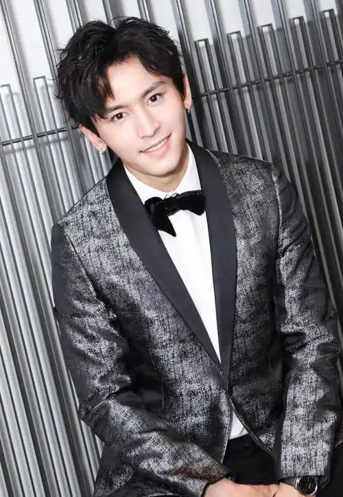 张哲瀚儒雅型男活动照图片