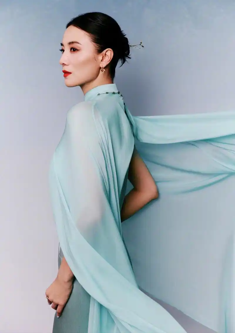 宋佳春节晚会礼服造型,清爽干净,美丽大方又气派,太好看了!