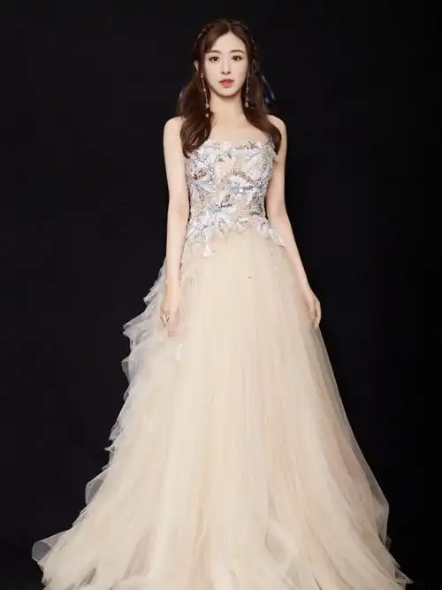 太甜了张含韵穿抹胸刺绣礼服仙气飘飘