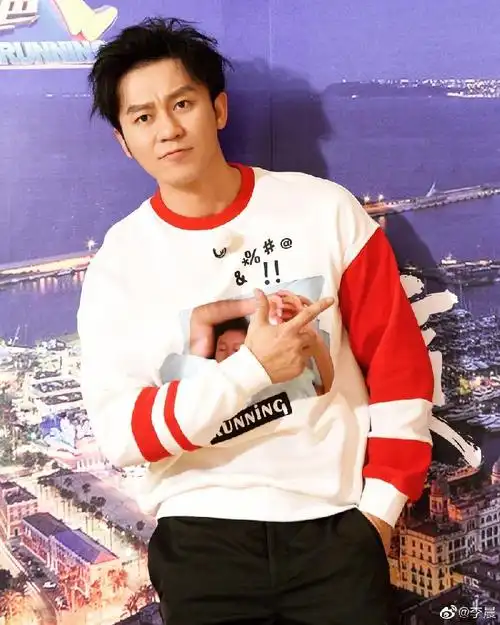 李晨官宣分手后暴瘦 近照眼窝凹陷神情憔悴