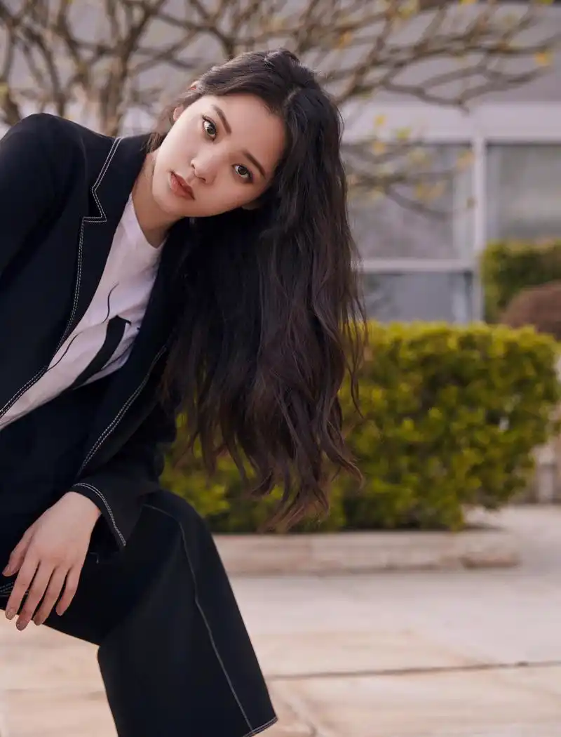 欧阳娜娜代言ax 改变常在,挑战不停♀  黑色休闲西装搭配字母白t,微卷