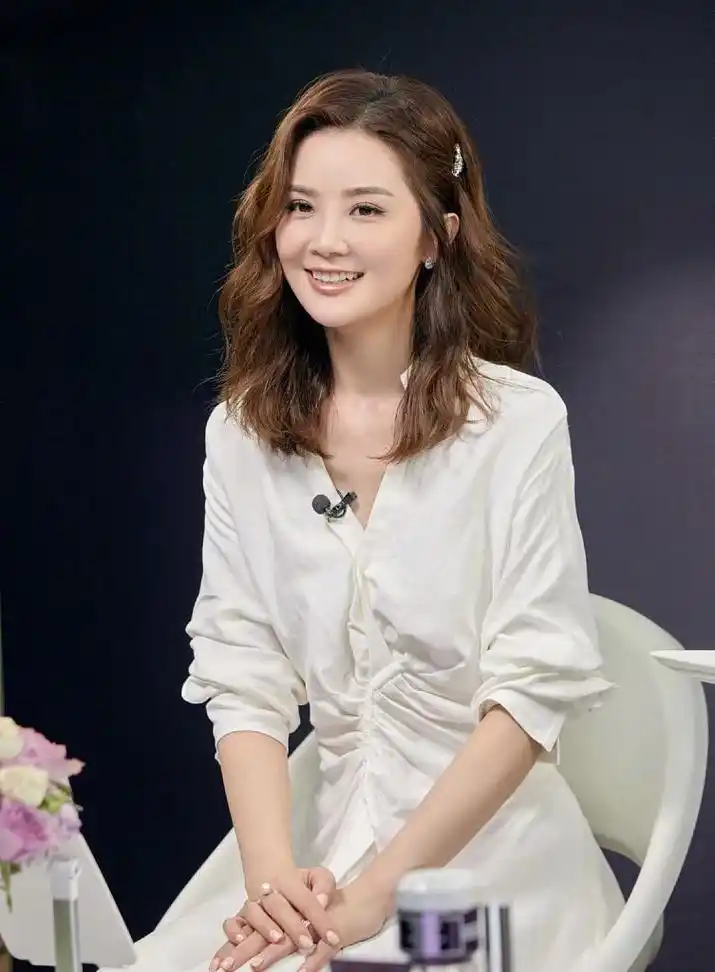 1/ 92022年5月16日,蔡卓妍晒出最新美照,称生活忙碌却充实.