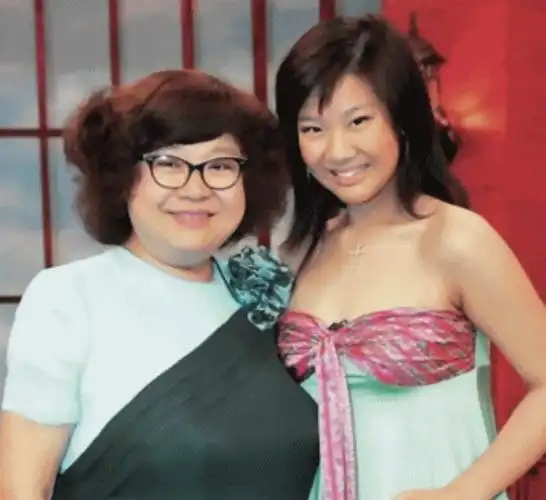 回顾沈殿霞捧红丈夫邓少秋高龄产子被抛弃临终前担心的是女儿