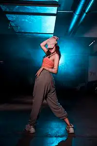 爵士舞白天舞蹈老师车库跳舞摄影图配图