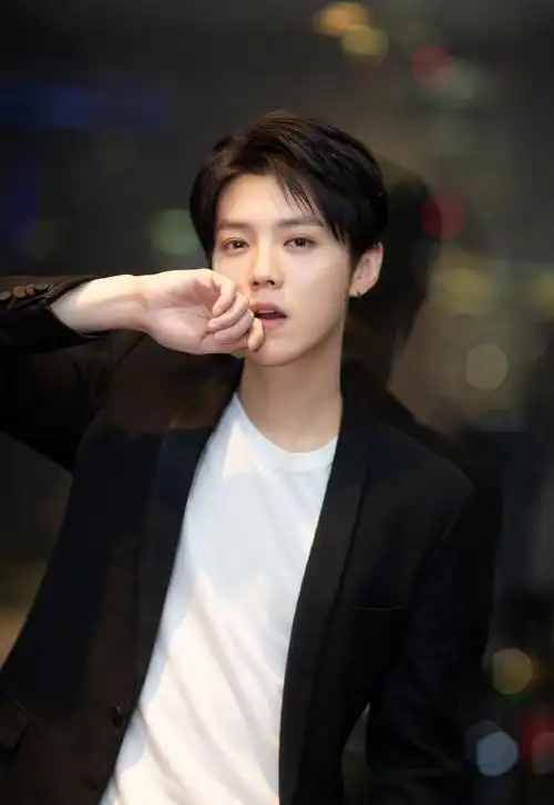 男艺人鹿晗黑色西装帅气活动写真