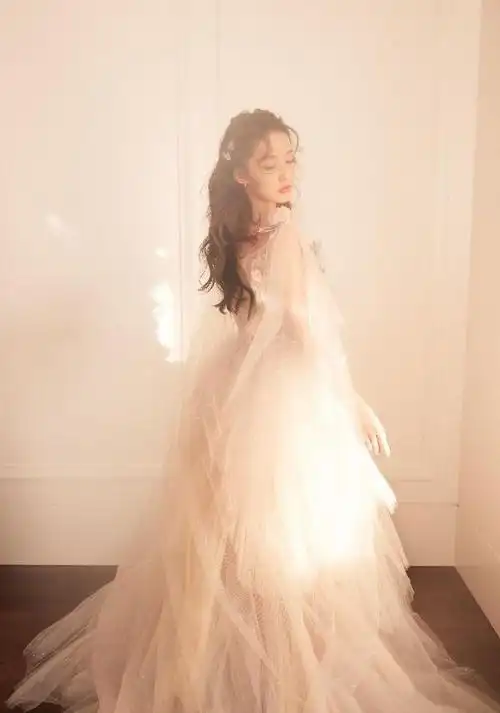 李沁身穿花卉纱裙化身花仙子,发光美貌令人惊叹