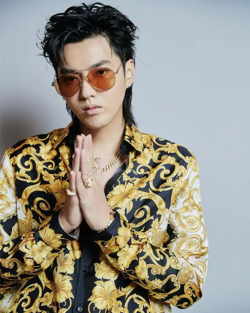 来看天神凡与他的神器之一——墨镜!