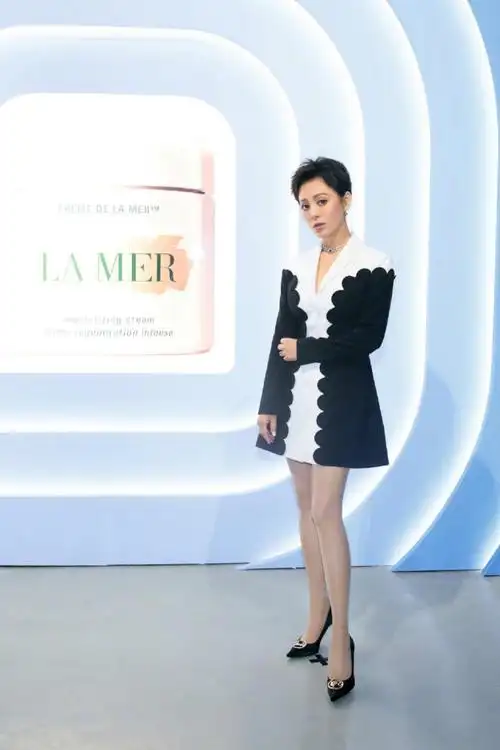 48岁宁静真会穿一件西服内搭衬衫穿着牛仔裤走机场气质全开