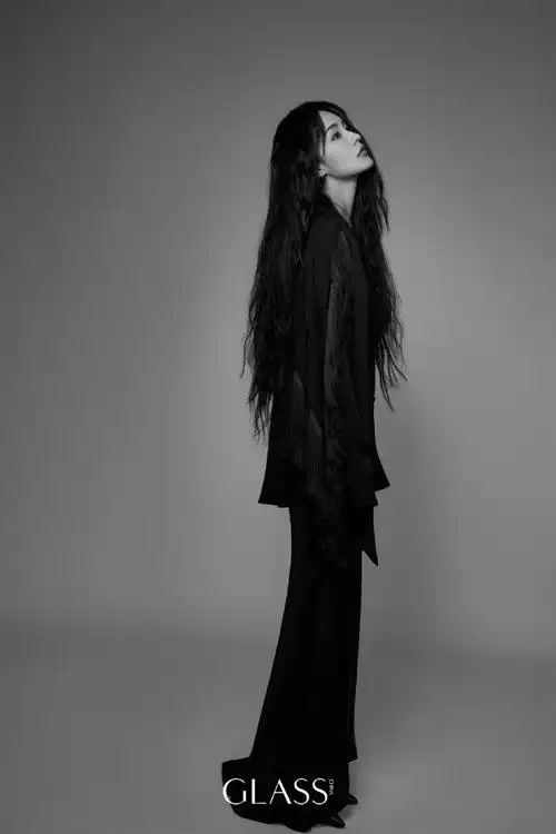 迎来了演员李沁的首登亮相 ,刚结束完 fendi 秋冬高定大秀的行程由眄