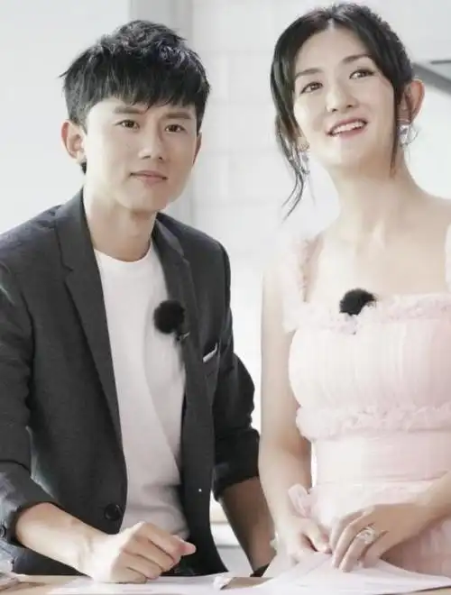 张杰晒结婚12周年合照,庆祝"丝婚"甜撒糖,抚摸谢娜头发超宠溺