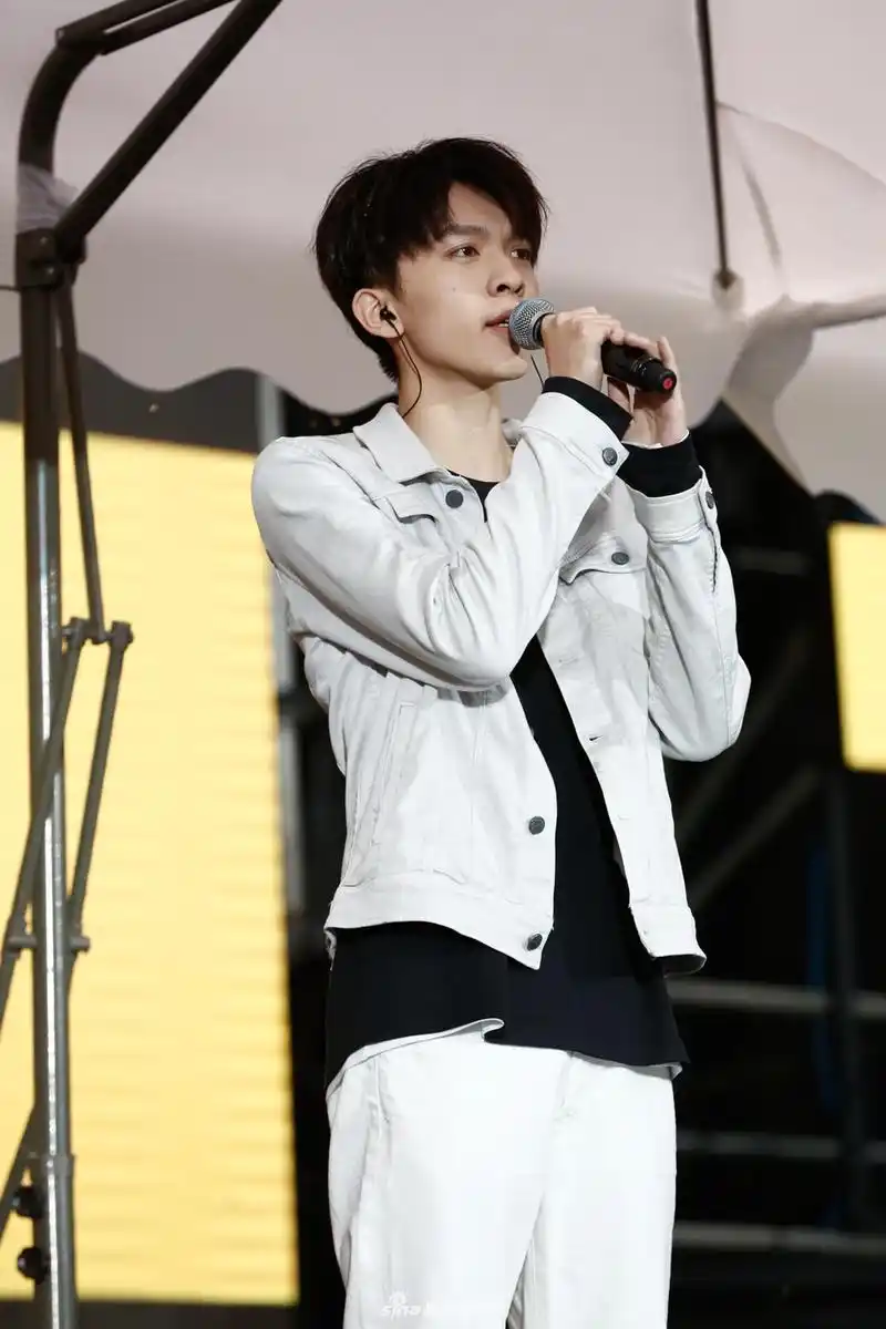 组图:快男赵英博深情献唱《从此以后》 雨中尽显忧郁气质_高清图集