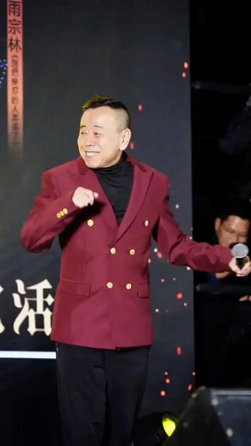 67岁潘长江现身广场免费献唱《过河》