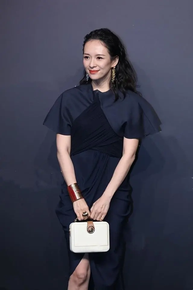 章子怡二胎后首现身,瘦身过度导致面部凹陷,仿佛老了十岁