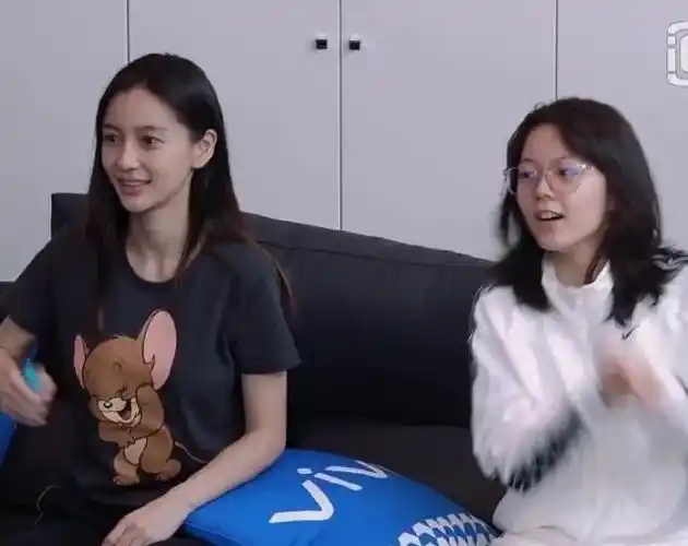 17岁赵今麦和30岁baby两人素颜同框网友差距一目了然