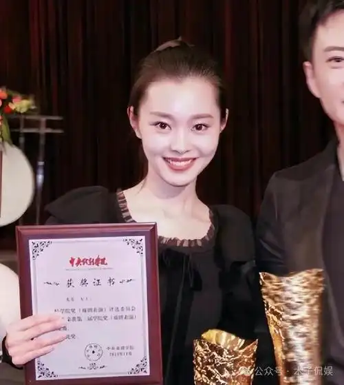 宋轶被曝上学情书收到手软!当看到学生照后,网友:太让人心动了