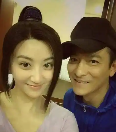 景甜曾被成龙扛起,被甄子丹搂腰,但在周润发身边乖巧自然_作品_宣传