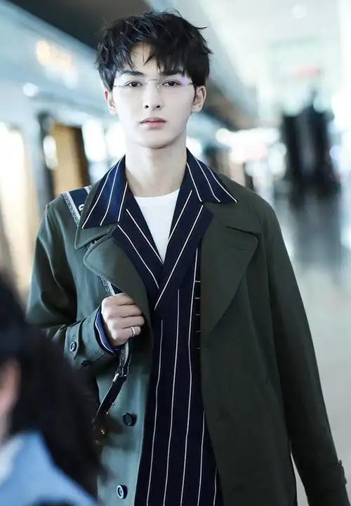 朱正廷戴眼镜显文艺范 打扮精致少年感十足