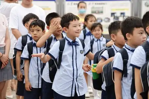 背上书包上学去——金彩童年幼稚园孩子们到自贡成外小学参加"我要上