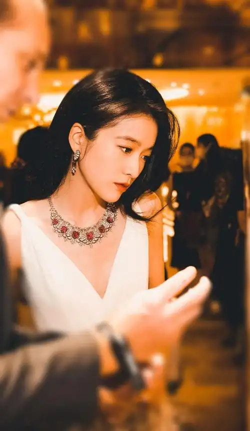 张雪迎长发气质美女