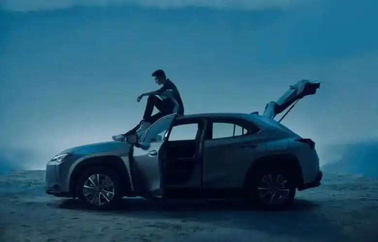 王俊凯作为某款电动车代言人,再次合作时尚先生杂志拍摄封面,原本是想