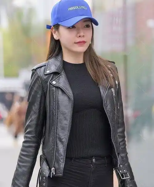 黑皮夹克配黑裤子很酷很帅大街上都是女士