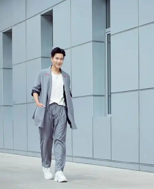 推荐刘恺威这5套搭配,真帅气|减龄|西装|穿搭|浅色系|身材比例_网易