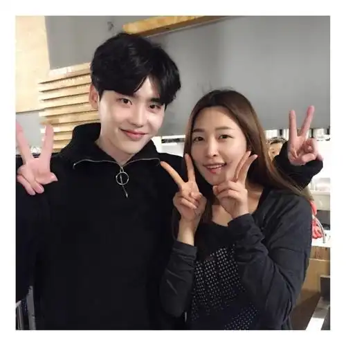 [李钟硕][分享]170126 放不完的杀青宴合照 钟硕白皙皮肤令人惊叹