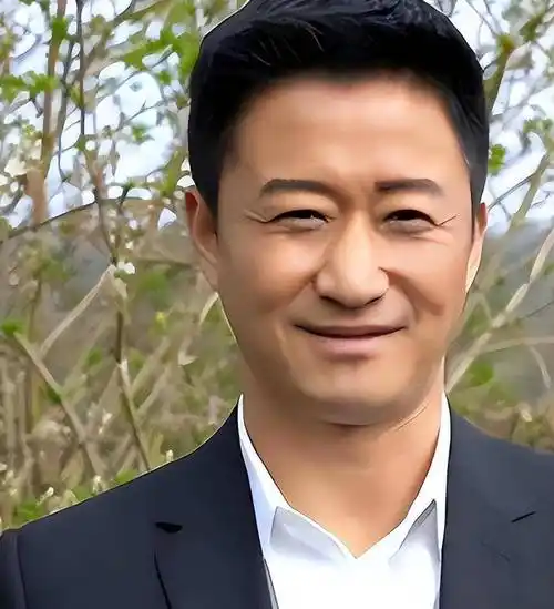 50岁巨星吴京病倒入院,面容憔悴很沧桑,医生对着膝盖打针