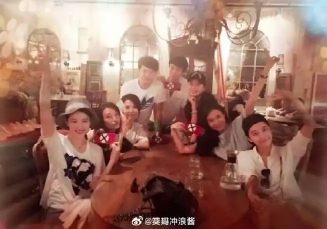 学生时期的刘亦菲跟同学出去玩,不管怎么狰狞的表情,她的脸都不会崩