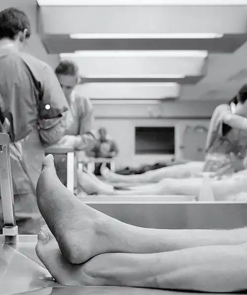 纪实少女裸死酒店法医鉴定突发疾病6年后查出是被警察残害