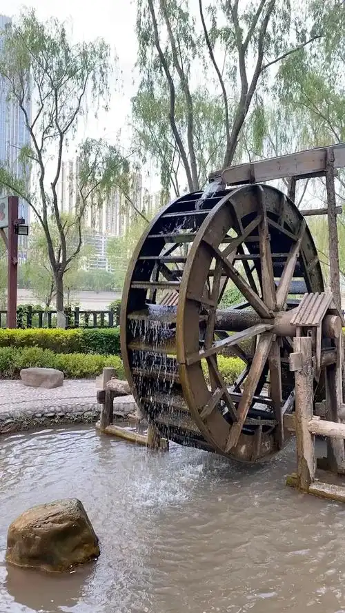 夕阳余晖下的兰州水车博览园