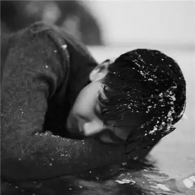 2021男生颓废伤感黑白头像回忆烧成灰还是等不到结尾