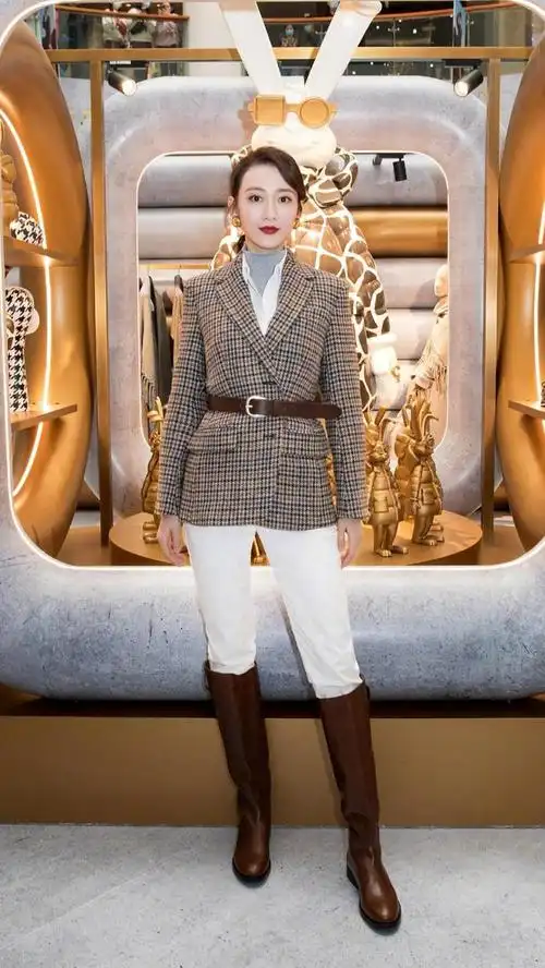 王鸥秋冬格纹骑士装