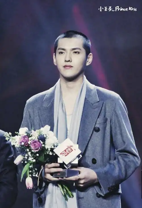 寸头也超帅的男星#提名吴亦凡的寸头造型寸头干净利落,每个造型都能