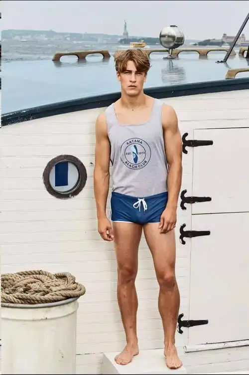 蜜豹时装周快要中暑穿着泳裤到处浪katama2018春季男士系列