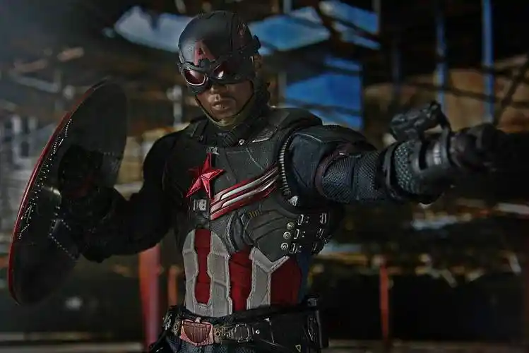 复4之后 猎鹰山姆接过老年的美队交予的盾牌 成为了第二代队长 自己