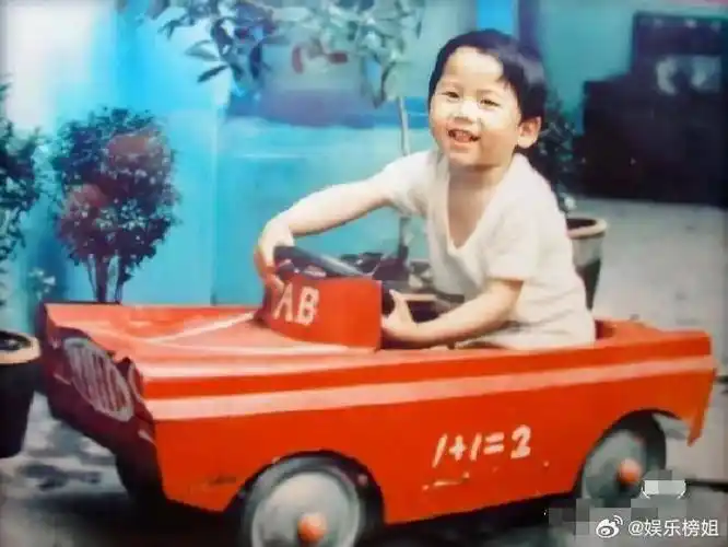 《要得》封面正式公开,封面上的眼睛里的剪影是张杰小时候的照片,真的